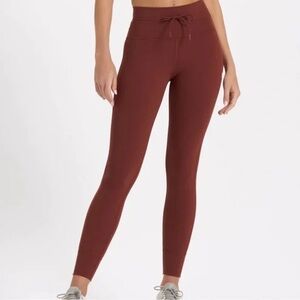 Vuori Daily Leggings in Brick